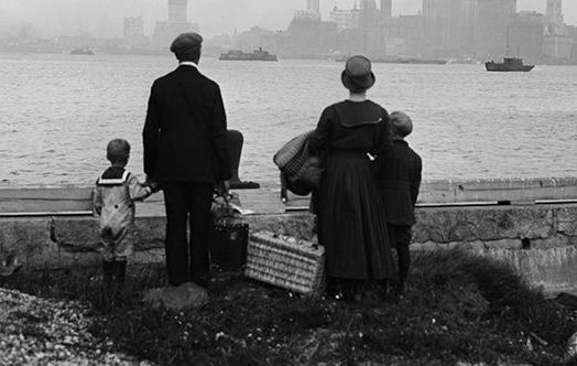 Immigrants arriving to New York, 1925.