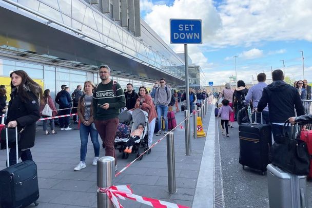 May 29, 2022: Queues at 3 pm at Dublin Airport. Travelers had been queueing at Dublin Airport from early morning. The DAA issued a warning that some passengers were likely to miss their flights and advised rebooking.