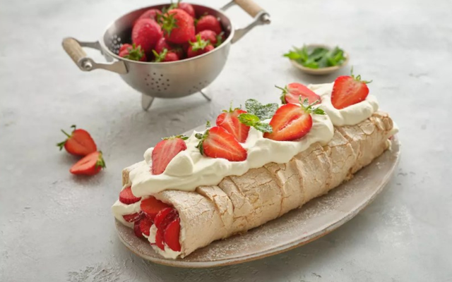 Rolled pavlova with strawberries and cream
