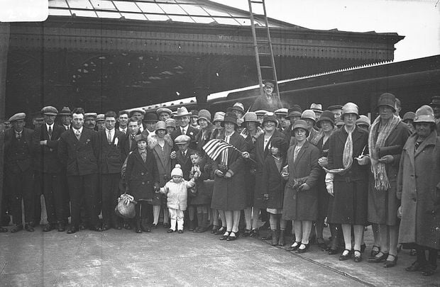 Party of emigrants arrive in Derry by train. 