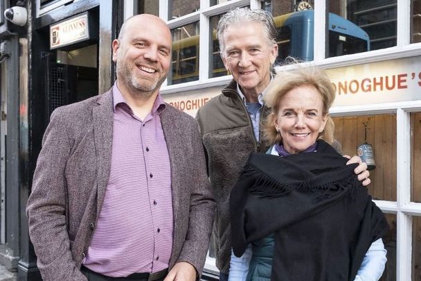 Pictured at O’Donoghue’s Pub on Merrion Row, Dublin, are (l-r) Mark Henry, Tourism Ireland’s Central Marketing Director, and actors Patrick Duffy and Linda Purl.