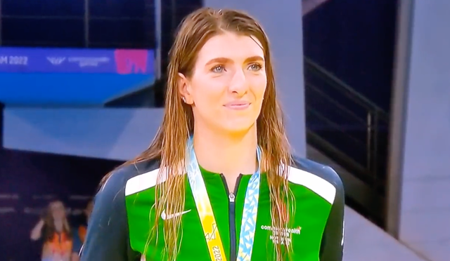 Bethany Firth accepting her gold medal at the Commonwealth Games.