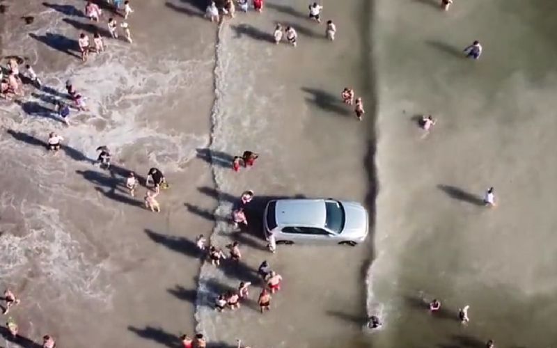 WATCH: Car trapped in tide at famous Co Kerry beach