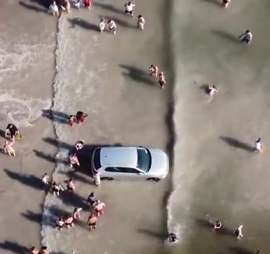 WATCH: Car trapped in tide at famous Co Kerry beach