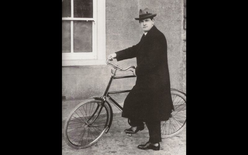 Cork City gives approval for new statue of Michael Collins with his bicycle
