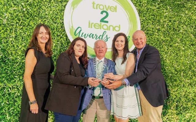 Aoife Doherty, Cliffs of Moher Experience; Cllr. Gabriel Keating, Leas Cathaoirleach of Clare County Council; Melanie Lennon, Cliffs of Moher Experience; and Bobby Kerr, Chair of the Board of Cliffs of Moher Centre DAC accepting the ‘Ireland’s Most Instagrammable Destination’ award at the 2023 ITTN Travel2ireland Awards, alongside of Jenny Rafter, Head of Global Sales, Aer Lingus. 