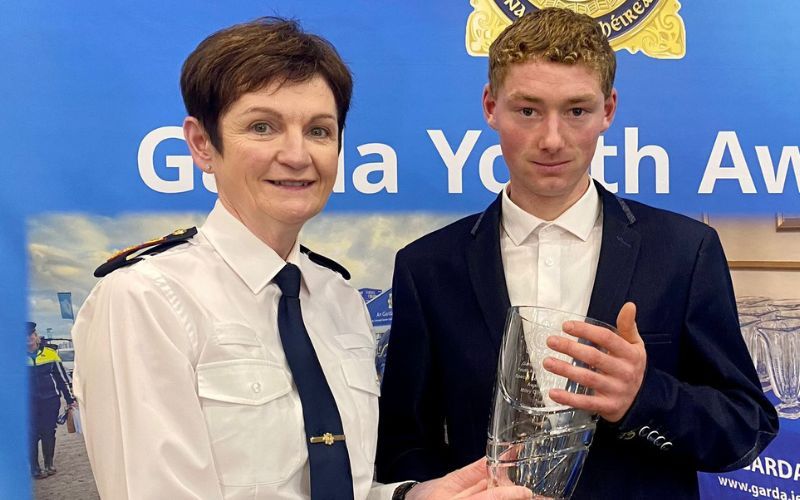 Carlow man, 19, gets Garda award after rescuing a mother and daughter from drowning