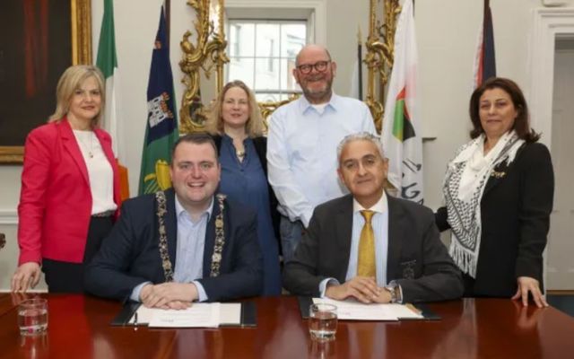 Lord Mayor of Dublin Daithí de Róiste and Mayor Issa Kassis of Ramallah, Palestine at the signing of the City to City Friendship Agreement, alongside Cllr Deirdre Heney, Mary MacSweeney, Executive Manager of Culture, Recreation and Economic Services, Dublin City Council, Cllr Daithí Doolan and Palestinian Ambassador to Ireland Dr Jilan Wahba Abdalmajid. 