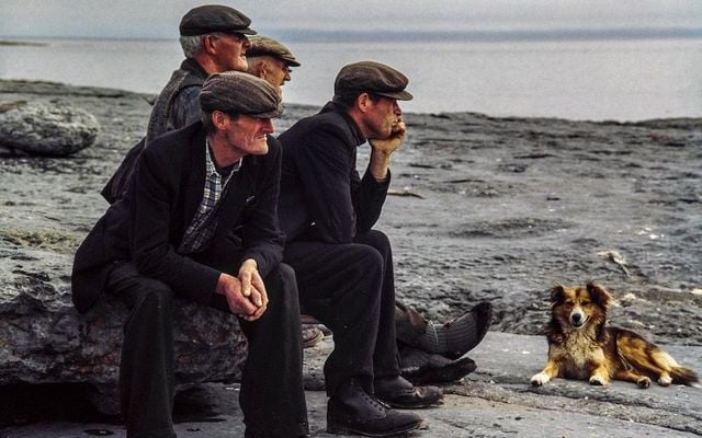 Men of Inis Meáin wait for the Galway Boat in 1973. 
