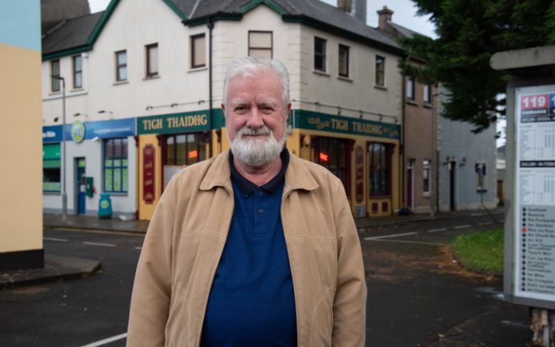 Irish man celebrates 21 years as an extra on Irish-language soap opera