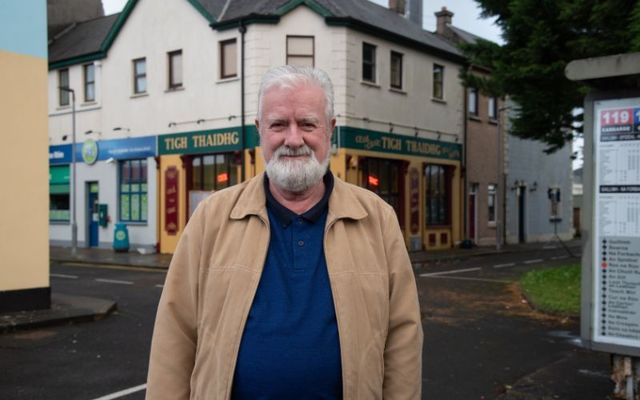 Patrick Keeney on the set of \"Ros na Rún\".