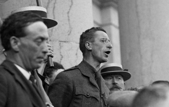 De Valera addressing a crowd.