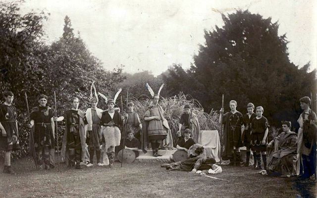 Students from Pádraig Mac Piarais’s Scoil Éanna perform ‘Fionn, a Dramatic Spectacle’ on the school’s grounds. Liam Mac Piarais appears in the center.