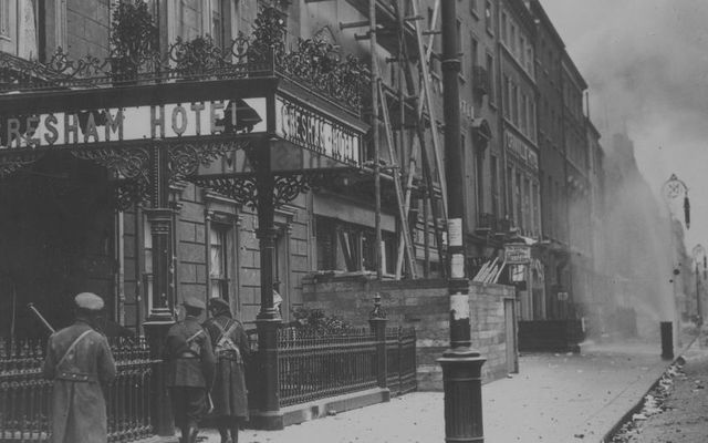 Free State soldiers preparing to attack Anti-Treaty Republican Irregulars at the Gresham hotel in Dublin, during the Irish Civil War.