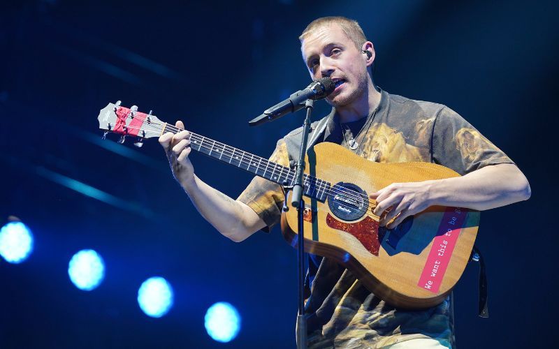 Dermot Kennedy apologizes to Irish Traveller Community after using the term “knackered”