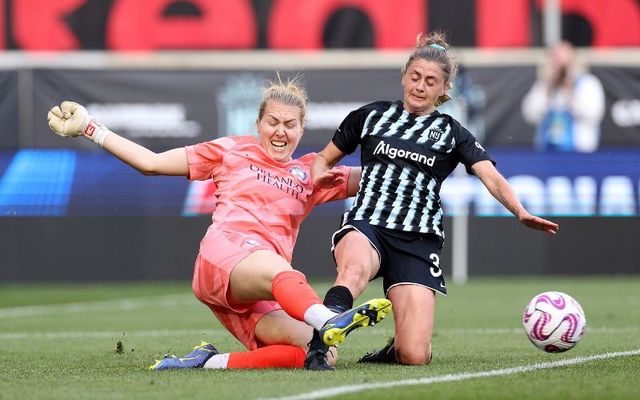 Gotham FC\'s Sinead Farrelly challenges Orlando Pride goalkeeper Anna Moorhouse during a game on May 14. 