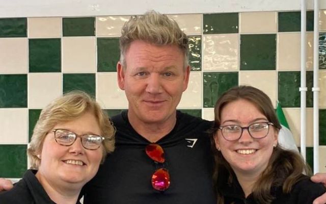 Gordon Ramsay in Siopa Beag, an Teach Dóite in Co Galway.