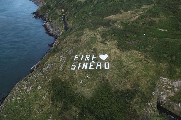 ÉIRE ♡  SINÉAD sign outside Bray, ahead of Sinead O\'Connor\'s funeral. 