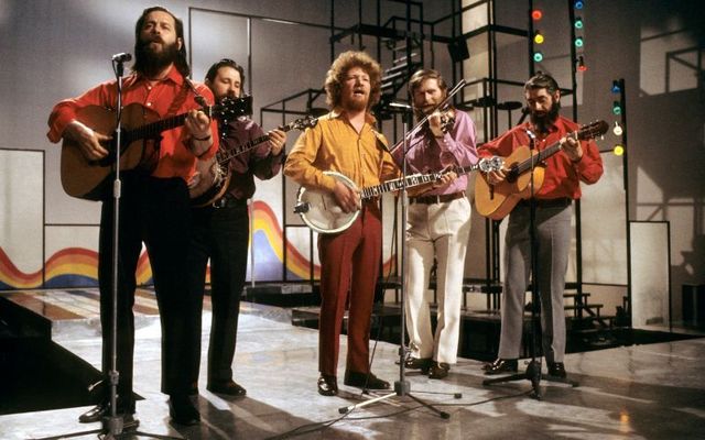 Luke Kelly (center) performs with the Dubliners. 