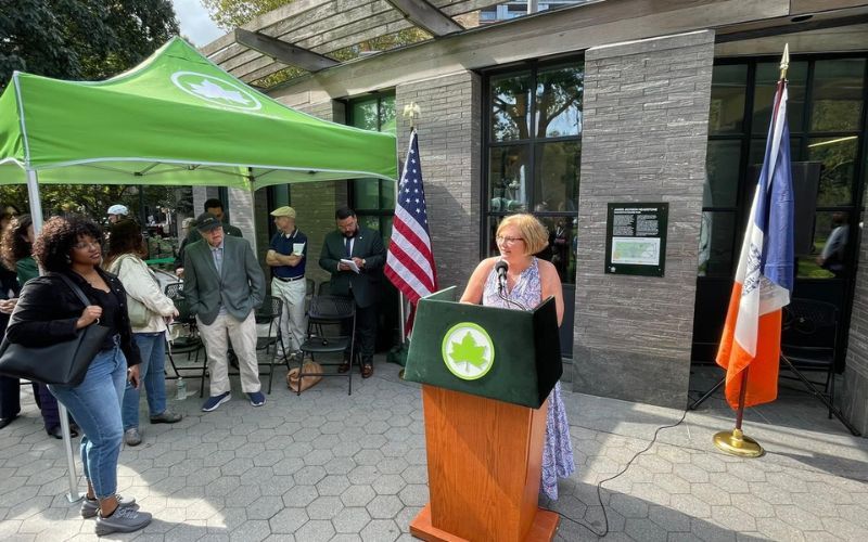 Headstone of Irishman unveiled at New York's Washington Square Park