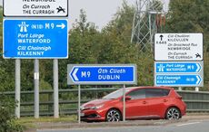 Cén fáth nach bhfuil Gaeilge ar phlátaí clárúcháin carranna?