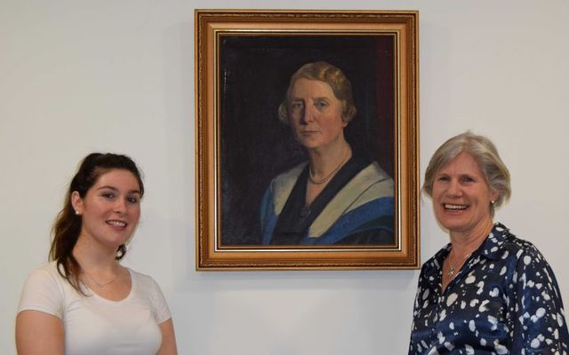 Kate O\'Farrelly and Cliona O\'Farrelly with the painting of Úna Ní Fhaircheallaigh