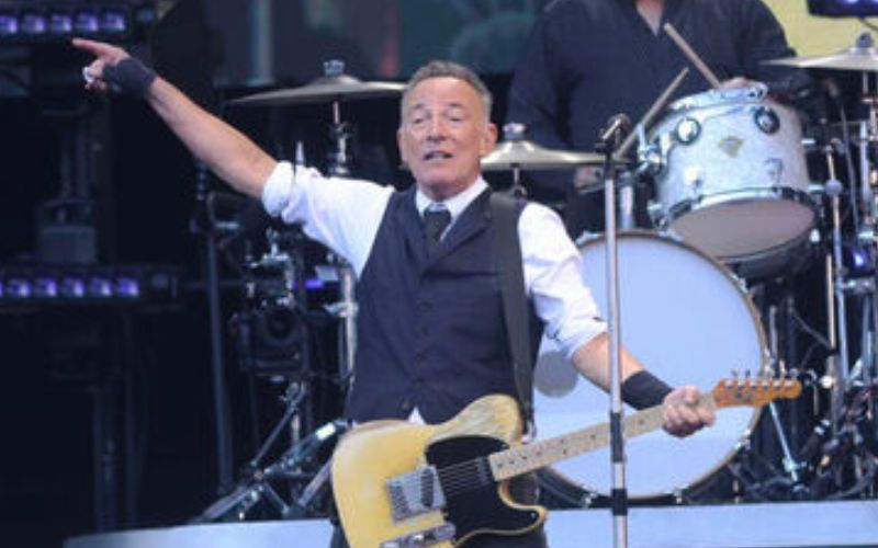 Bruce Springsteen in Dublin pays tribute to Shane MacGowan - Vimarsana News
