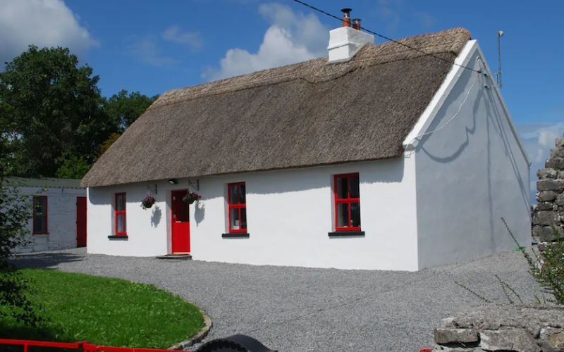Charming thatched cottage in Galway: A dream retreat in the Irish countryside