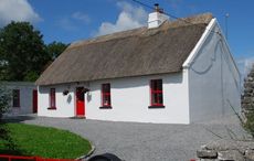 Charming thatched cottage in Galway: A dream retreat in the Irish countryside