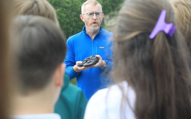 Ambassador Eamonn McKee meeting students on National Famine Way from Strokestown to Dublin. 