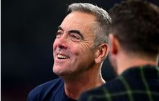 ‘Is cuid mhór de mo shaol í anois,’ a deir James Nesbitt agus é ina athair ar chailín óg a pháirtí, agus é beagnach 60 bliain d’aois