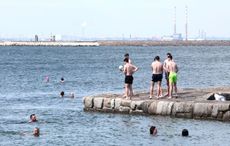 Tugann Met Éireann rabhadh go bhféadfadh an teocht a bheith ag leibhéal na dtonn teasa (heatwave) ón Luan