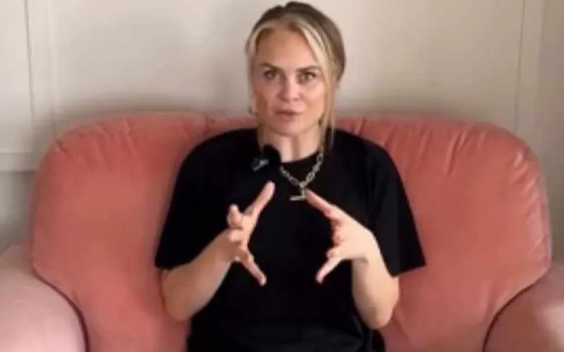 Tá Joanne McNally "thar a bheith sásta…  agus míshásta", agus í ag taispeáint a árasán (apartment) i Londain