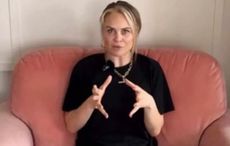 Tá Joanne McNally "thar a bheith sásta…  agus míshásta", agus í ag taispeáint a árasán (apartment) i Londain
