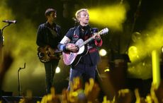 Meas mór ar an nGaeilge ag gig Coldplay