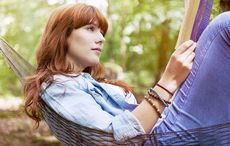 Cleachtaigh do chuid Gaeilge ar do luas féin le ClubLeabhar.com: Is é "Heartstopper" leabhar na míosa seo 