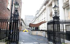 Seafóideach!, a deir an Tánaiste: Bothán (hut) slándála an Rialtais (sa phictiúr) a chosain €1.4 milliún