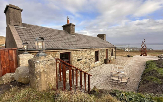 Cobblestone Cottage gives the chance to stay in a unique luxury Irish cottage in Donegal.