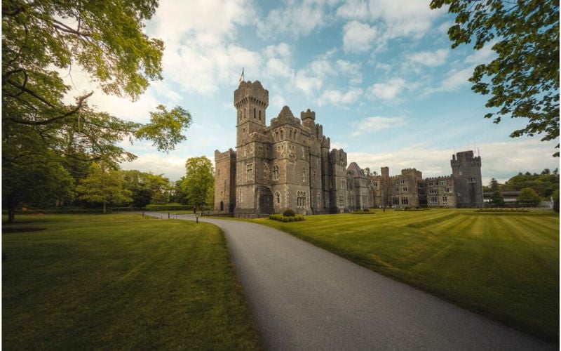 Ashford Castle is hosting an evening with the real Guinness family