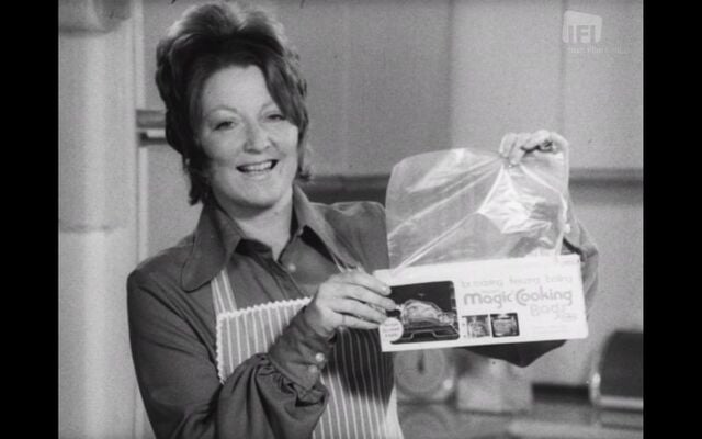 Kathleen Watkins demonstrates how to use \'Magic Cooking Bags\' in this 1970s Irish advert.