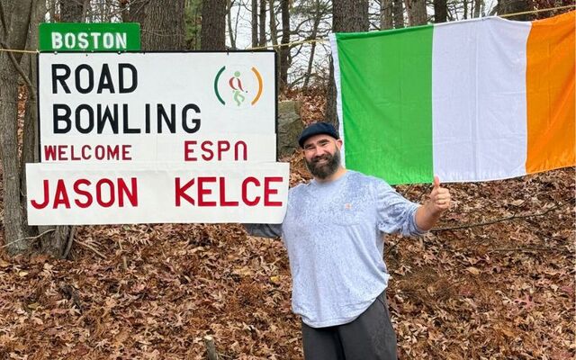 Jason Kelce tries Irish road bowling with the Boston Road Bowling club.