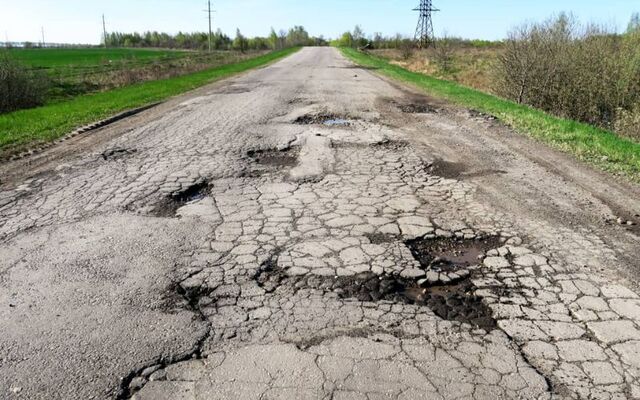 \"Bitumeurs Irlandais\" offer low-cost asphalt work - but the finished product is poor quality and the scammers demand higher prices.