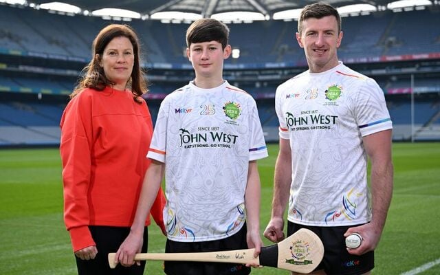 Féile veteran and John West Féile 2025 Ambassador, inter-county hurling star Patrick Horgan, Cork, with Whitehall Colmcille’s player Dan Cowley and his mother Ann Marie Cowley, in advance of the John West Féile 2025 finals, which will mark 10 years of sponsorship by the company of the competition.