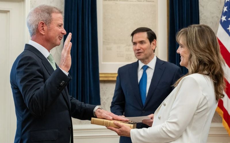 New US Ambassador to Ireland sworn in in Oval Office