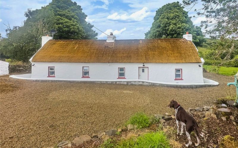 Inside ‘enchanting’ thatched cottage in Donegal on the market for under €300,000