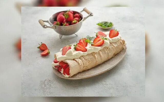 Rolled pavlova with strawberries and cream