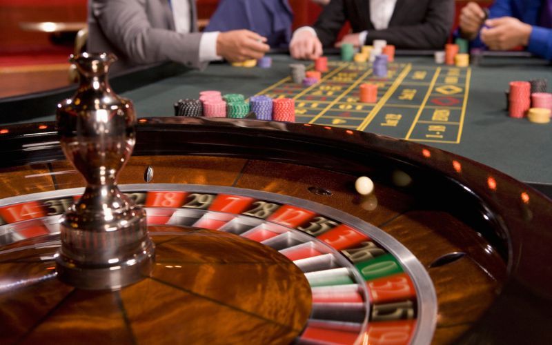 How do online casinos in the UK compare to those based in Ireland?
