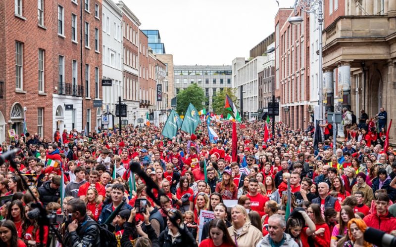 25,000 Irish language activists march through Dublin demanding change