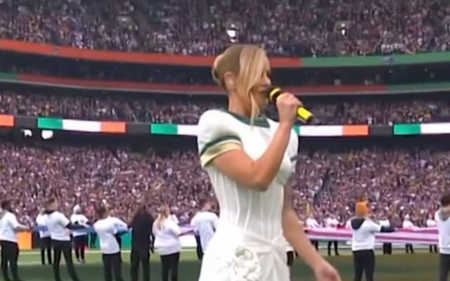 Irish singer Lyra delivered a show-stopping performance at Croke Park on Sunday, as she opened the NFL’s first-ever regular-season game on Irish soil with a soaring rendition of Amhrán na bhFiann. 