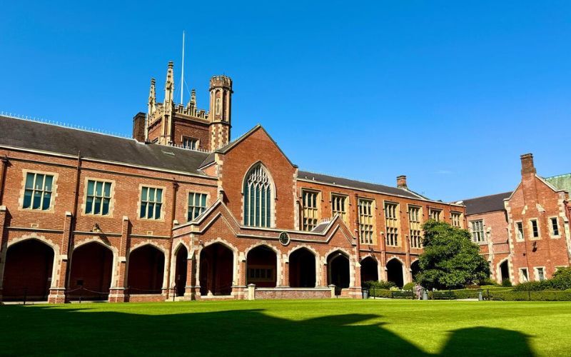 Queen's University Belfast students overwhelmingly vote in support of Irish language rights